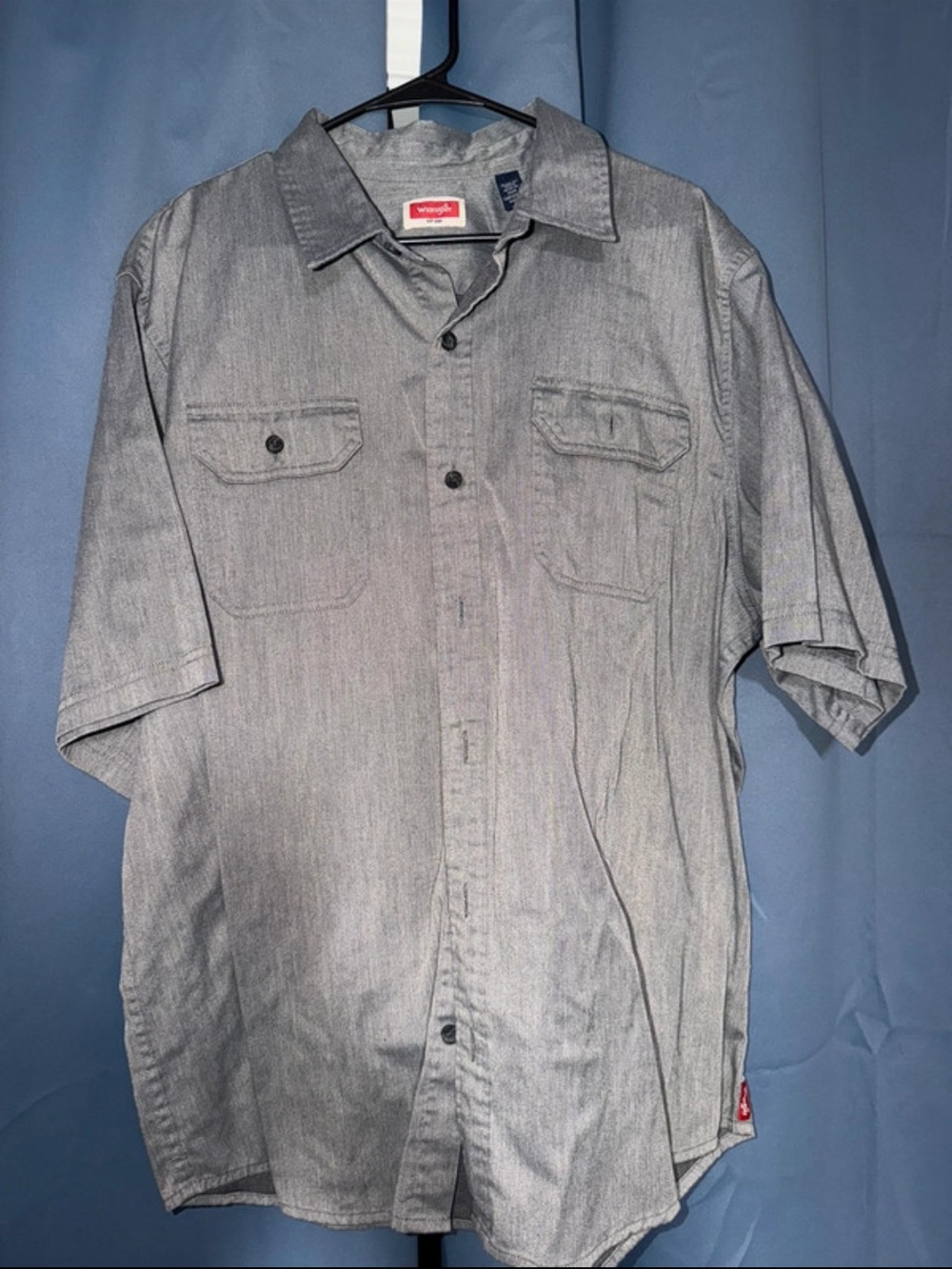 Wrangler Short Sleeve Button-Down Shirt in Light Gray